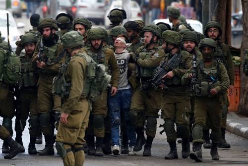 Le jeune palestinien aux yeux bandés et encerclé par 23 soldats israéliens risque 20 ans de prison (vidéo)